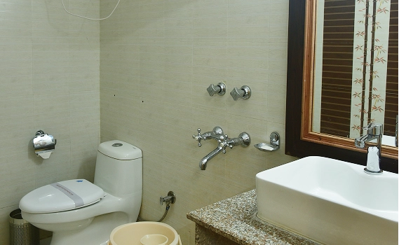 Sunita Himalayan Paradise clean modern bathroom