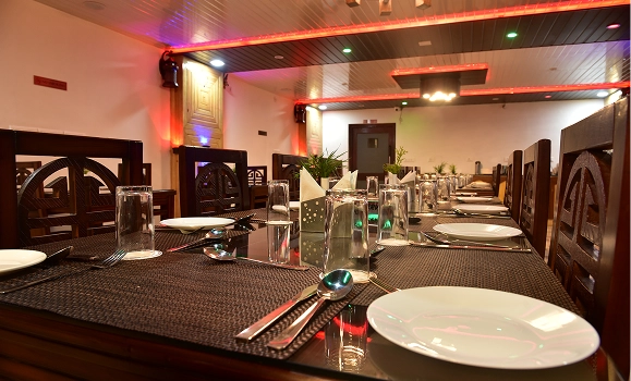 Sunita Himalayan Paradise hotel restaurant and dining area